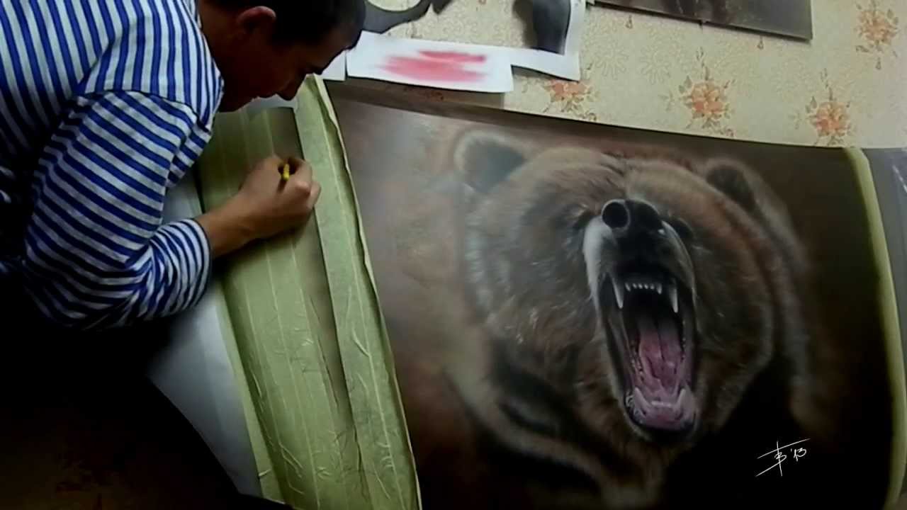 Медведь на капоте