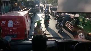 Pengawalan Bonek terhadap suporter Bali United menuju stadion GBT