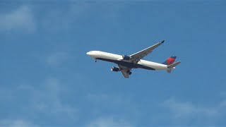 Delta A330 Passing Over 727-22 N7001U / Boeing Feild
Hey there guys! Just a random video from my 727 trip. Hope you enjoy and Ill be bringing more soon! Delta A330 Passing Over 727-22 N7001U / Boeing Feild