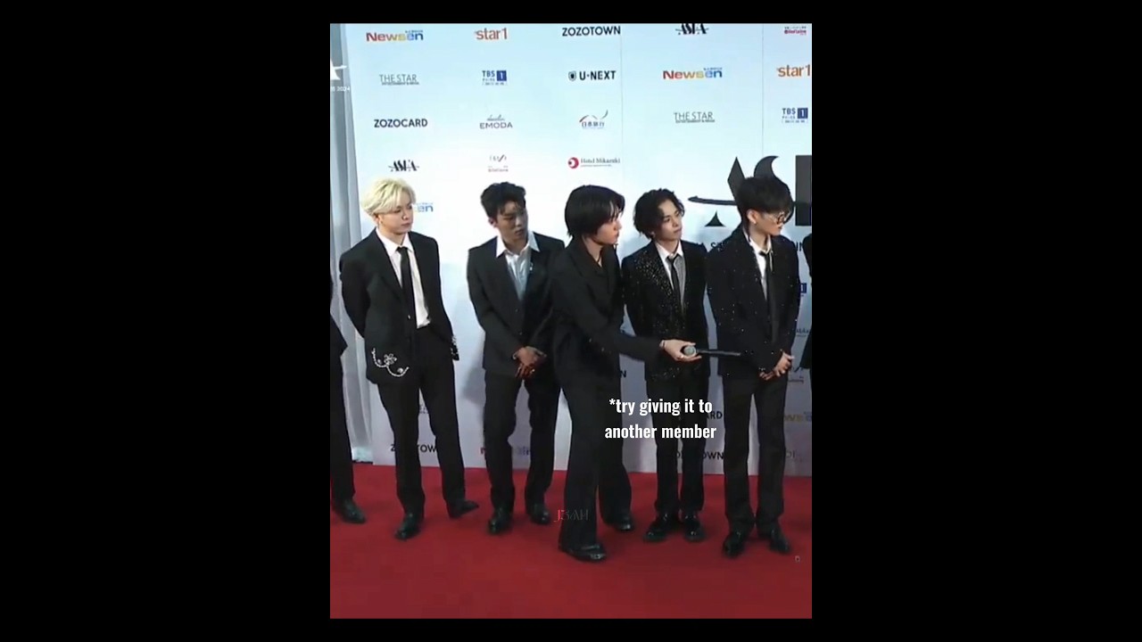 mic drama on the red carpet😭🤣 