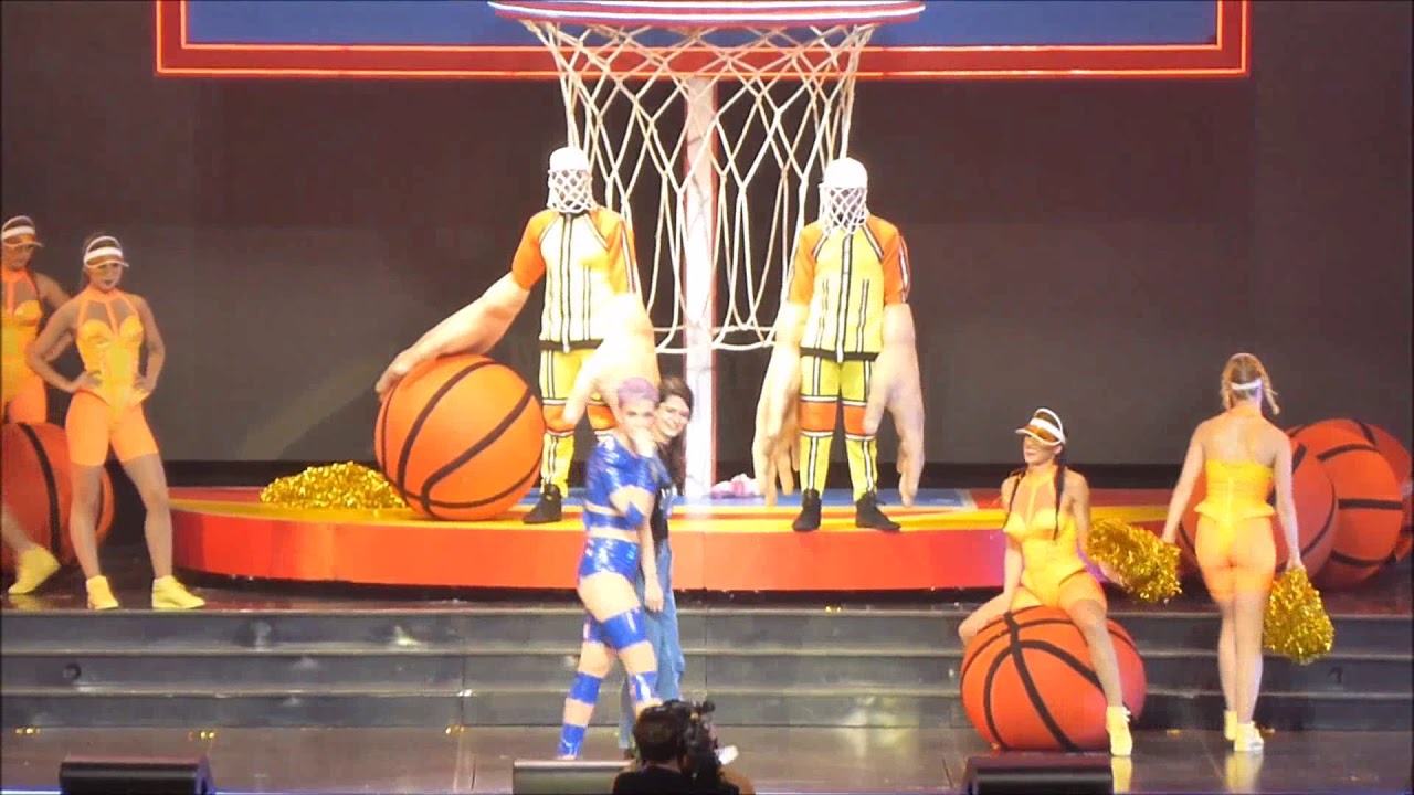 Katy Perry : Swish Swish with guest fan + Roar (Live In Paris 2018)