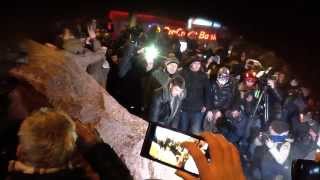 Киевляне уничтожают памятник Ленину