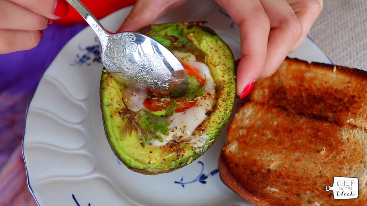 Baked Eggs In Avocado Recipe Healthy Breakfast Avocado Ideas طريقة الأفوكادو بالبيض Youtube