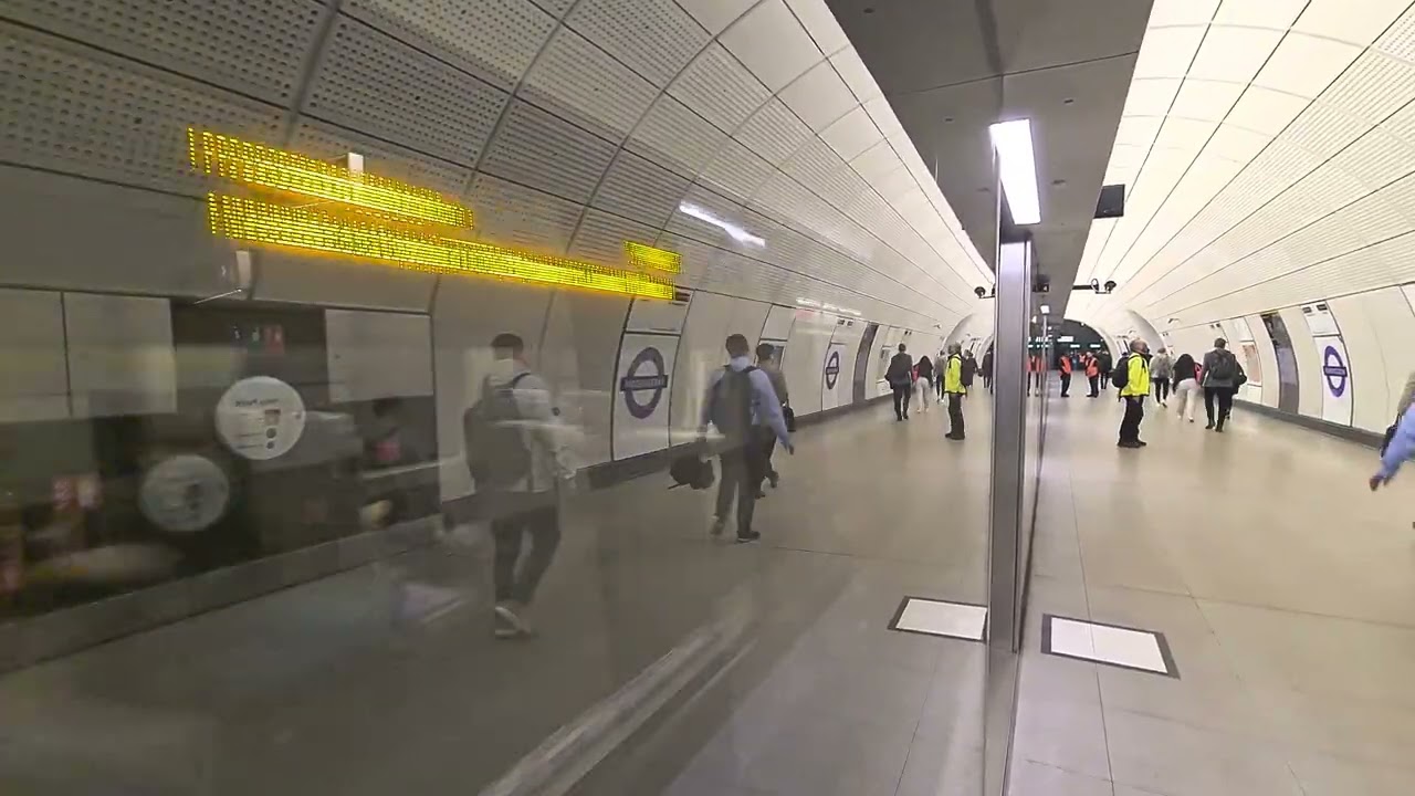 Elizabeth line Departing Farringdon  platform B