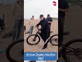 Садыр Жапаров во время велопрогулки снизил стоимость рыбалки на Иссык-Куле