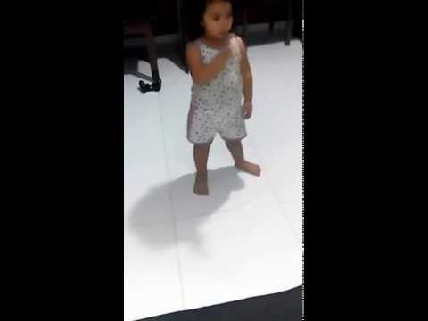 menina de 2 anos dançando lindinha!