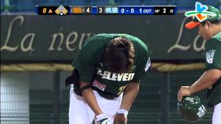 20130922-2 CPBL 獅vs猿 8上 小鄧鄧鄧志偉敲出安打 想要趁傳上二壘 不過沒成功還差點回不了一壘 深深吐口氣 心裡OS:好險