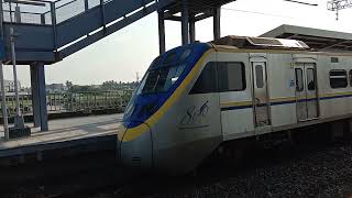 3232次800型區間車進出六塊厝站