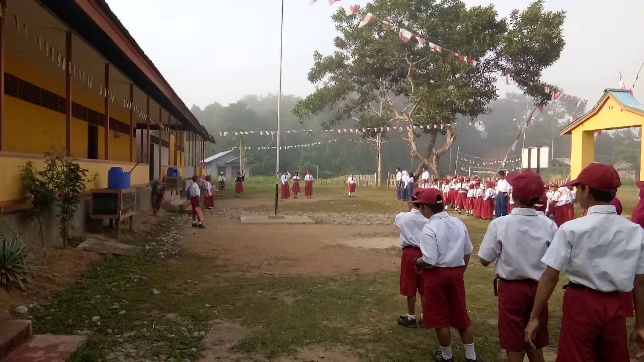 Upacara hari senin suasana kebakaran hutan kalimantan - YouTube
