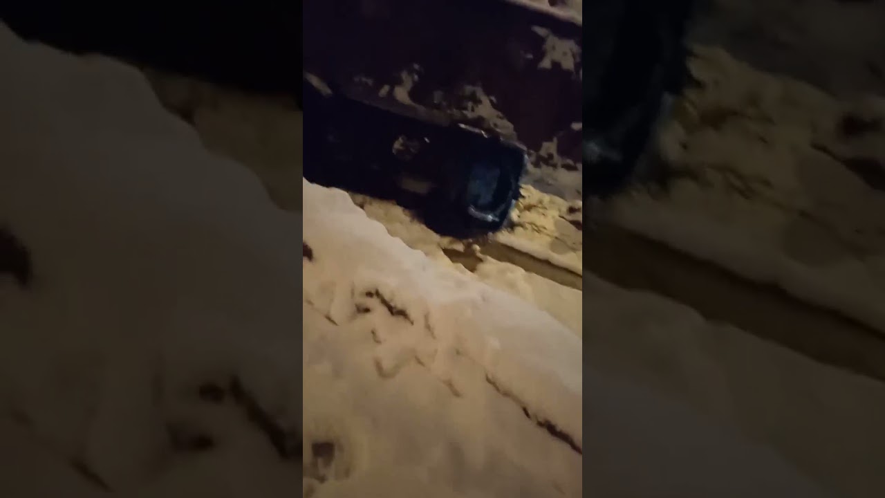 Автомобиль угодил в строительный котлован на улице Боткина - YouTube