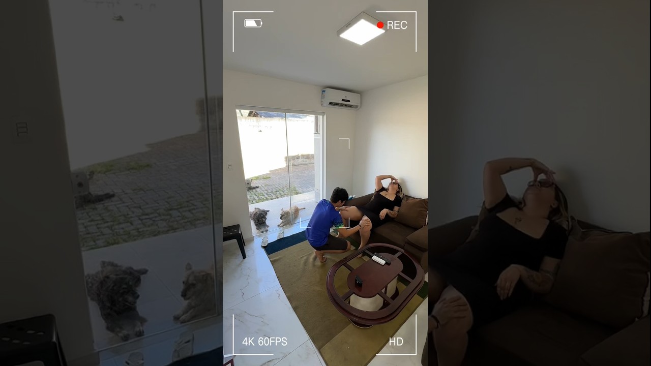 Наблюдаю, как моя соседка передвигает пляжные шезлонги... Мне нравится этот вид.