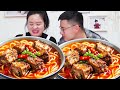 丹丹给家里做麻辣排骨面吃,块大肉厚光吃肉都能吃饱,鲜香麻辣吃起来就是爽!【胖手手丹丹】