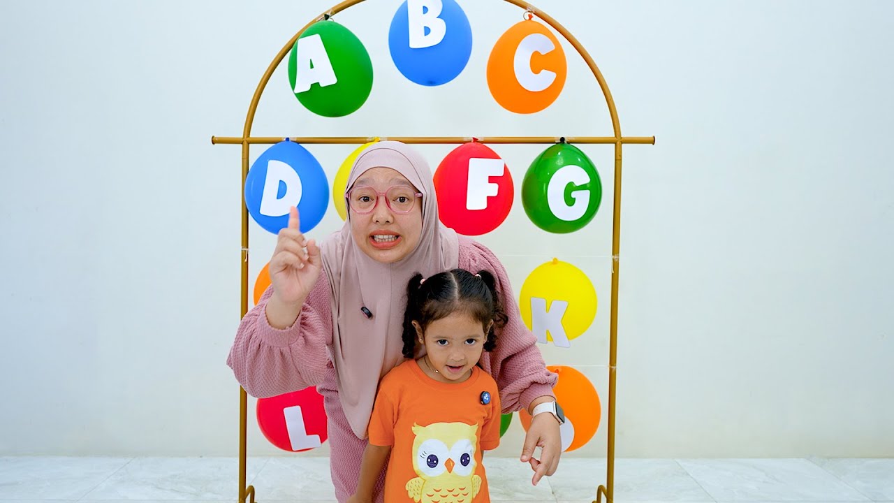 Aracelli Belajar Alfabet Dengan Balon Warna Warni Dan Meletuskannya