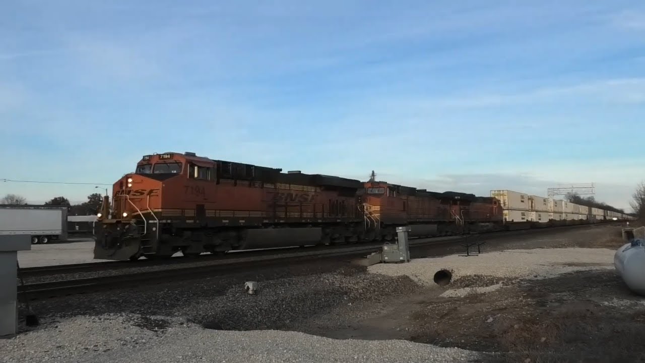BNSF 7194 West in Stronghurst, IL 11/26/21 YouTube