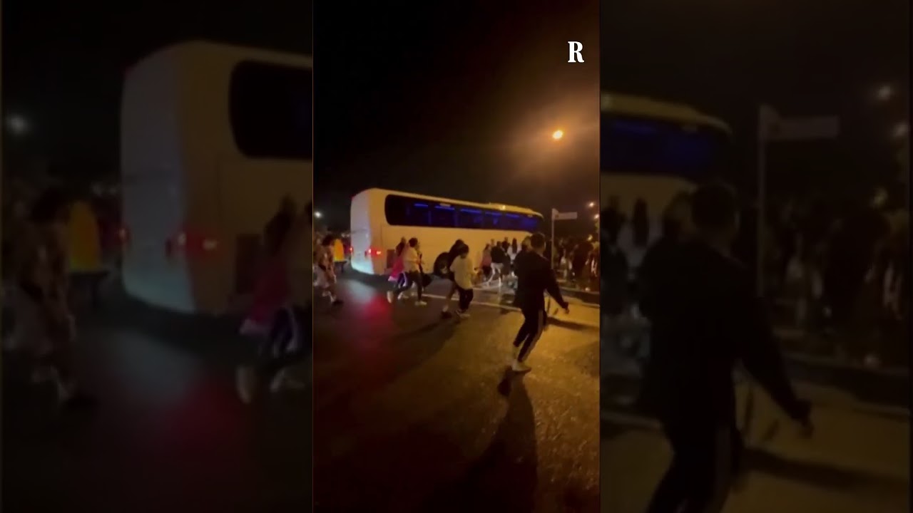 Australia, la folla insegue il bus delle calciatrici iraniane: 