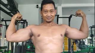 Bapak Gempal Pamer Otot