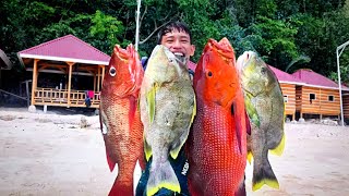 Hunting in the sea filled with thousands of people 😱😱😱 || Spearfishing Indonesia