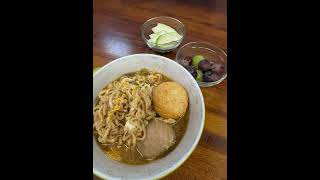 #台灣泡麵。味味一品天香川味牛肉麵。雖然寫的是川味,但是不辣,湯頭蠻好的。#黛比遊記 debby.tw