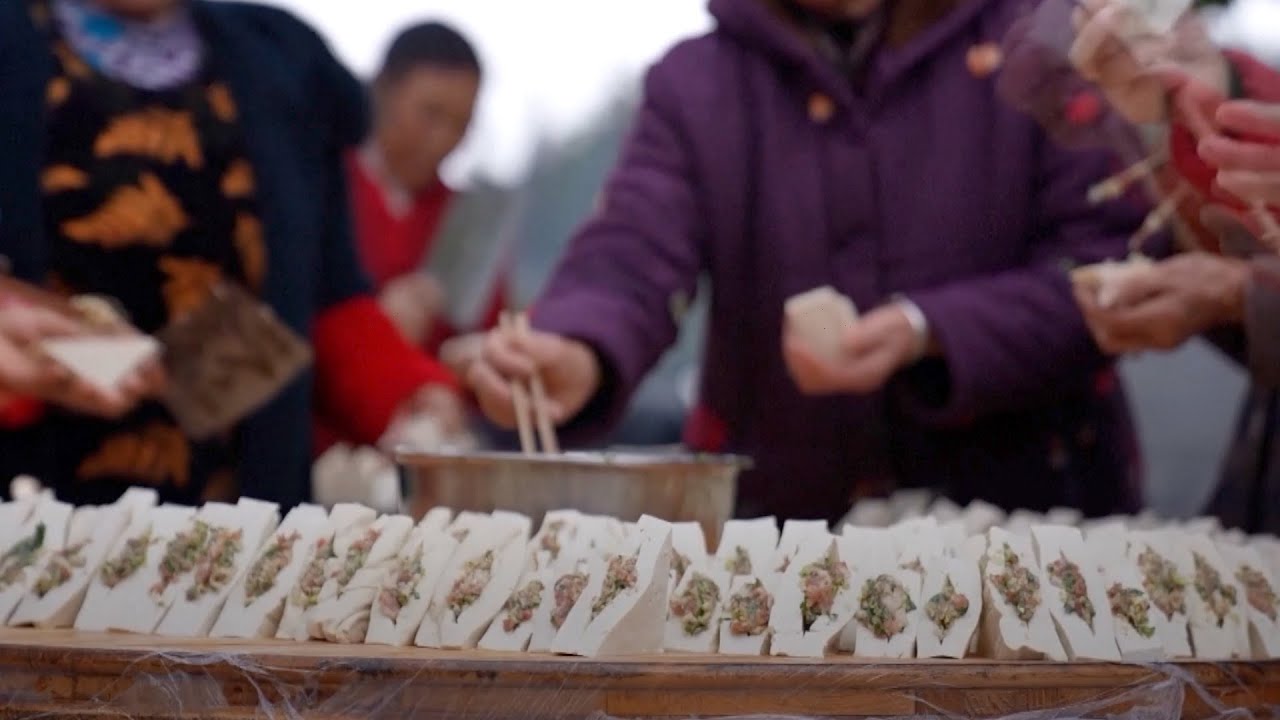 Specialty foods give Spring Festival returnees a true taste of home