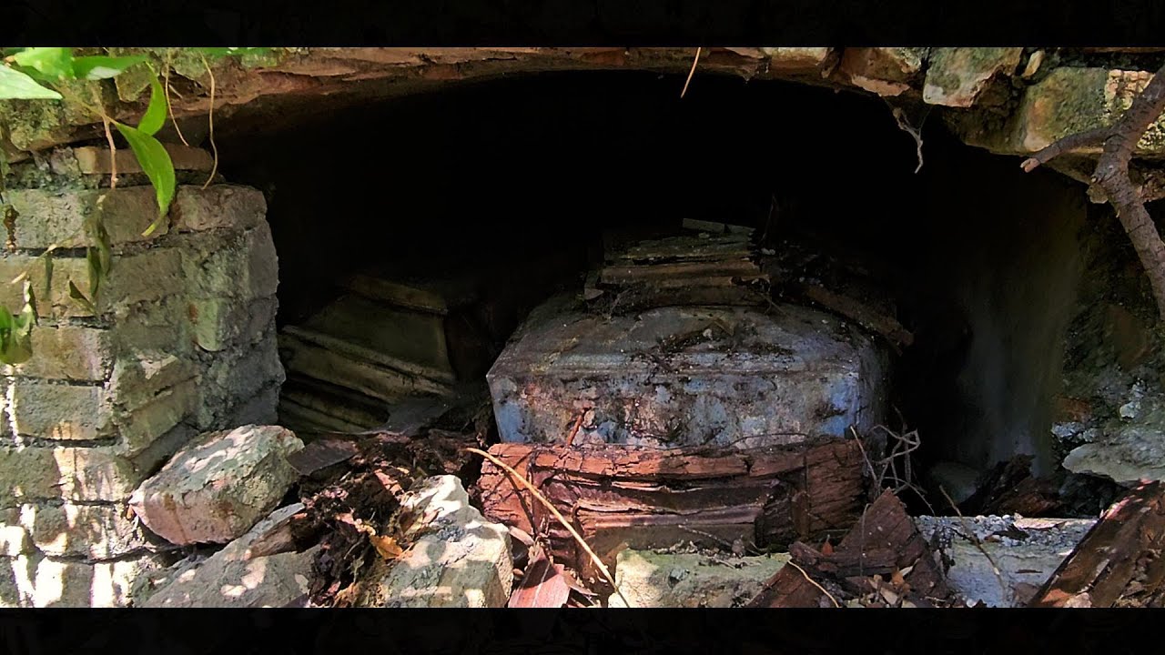 Esplorazioni urbane  Il Cimitero Monumentale degli orrori tra crolli bare  e   resti di ossa umane