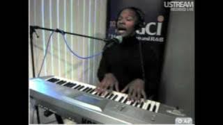 Jamie Foxx Sings to Bioncé Foxx