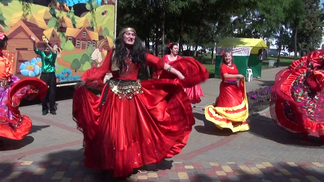 цыгане танцуют. цыганочка танец. танцы цыган. танец цыганочка видео. цыгане танцуют.