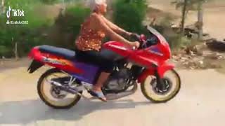 Tik tok Nenek gaul. .DJ geleng'