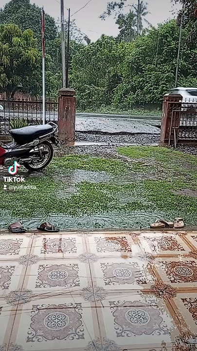 Kejebak Hujan😬 #hujan #storyhujan #hujansore