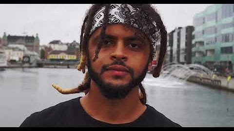 SHORTRAIT: Chris Meles