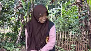 WANITA TANGGUH IBU TIGA ANAK YANG TINGGAL DI GUBUK TENGAH HUTAN DI ATAS LERENG GUNUNG