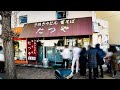 行列が出来るうどんそば屋の注文が殺到する特大エビカレー丼。