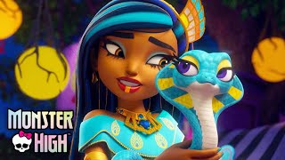 Cleo Tiene Mascota Nuevat!  con Frankie & Deuce | Monster High™ Latino