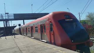Série 8500 H568 partindo buzinando da estação Aracaré linha 12 safira 