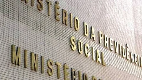 Em qual ano foi criado o Ministério do Trabalho qual o número do decreto e quem assumiu o Ministério?