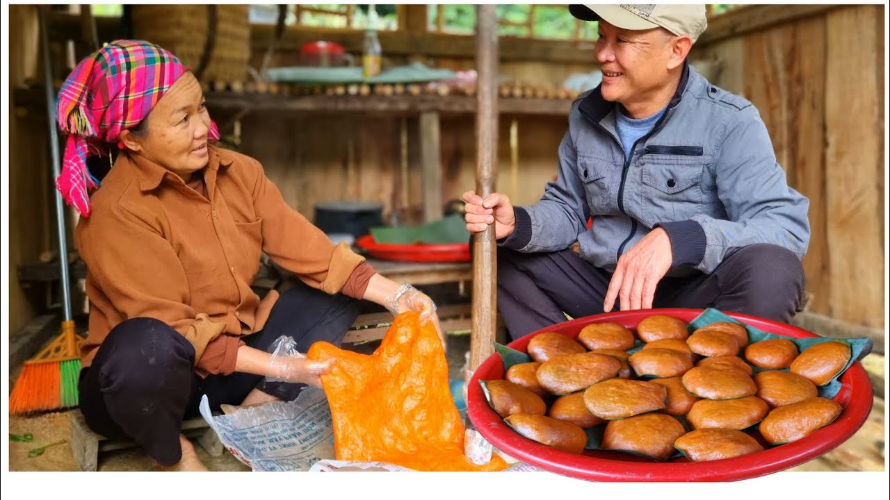 Ms. Lien and Mr. Vinh pounded the rice cakes together to make delicious sticky rice cakes.