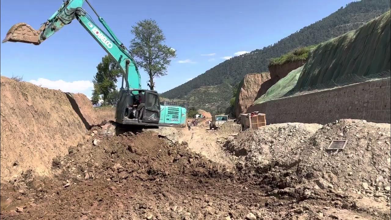 kobelcoexcavator doing ☝️☝️☝️👌👌incredible job of muck disposal and construction of road 🚧🦺🏗️