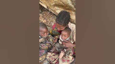 How a Hadzabe Mother Feeds Her Children in the African Wilderness #hadzabetribe #food