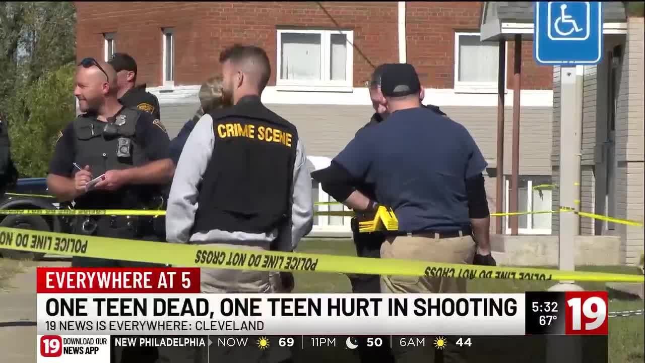 1 of 2 teens shot at Cleveland apartment complex dies - YouTube