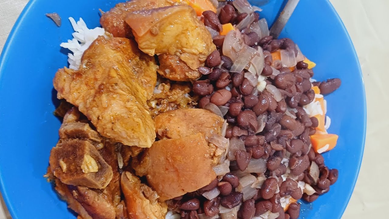 Almoço de hoje feijão pernil no molho #comida