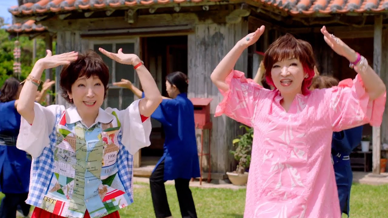 森山良子＆清水ミチコ、沖縄・竹富島で夏の大自然を満喫！海辺を散歩