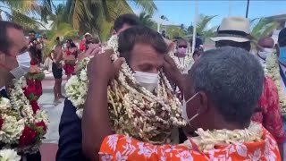 Emmanuel Macron reçoit de nombreux colliers de fleurs et coquillages à son arrivée aux Tuamotu