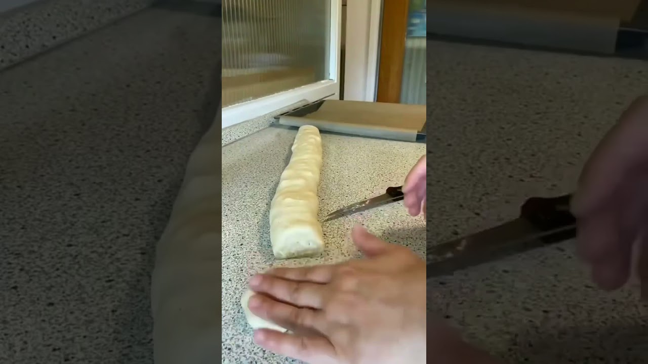 Bukë me djath te pjekura ne furr ose bugaçe me djath,Per me shume ndiqni vidion.