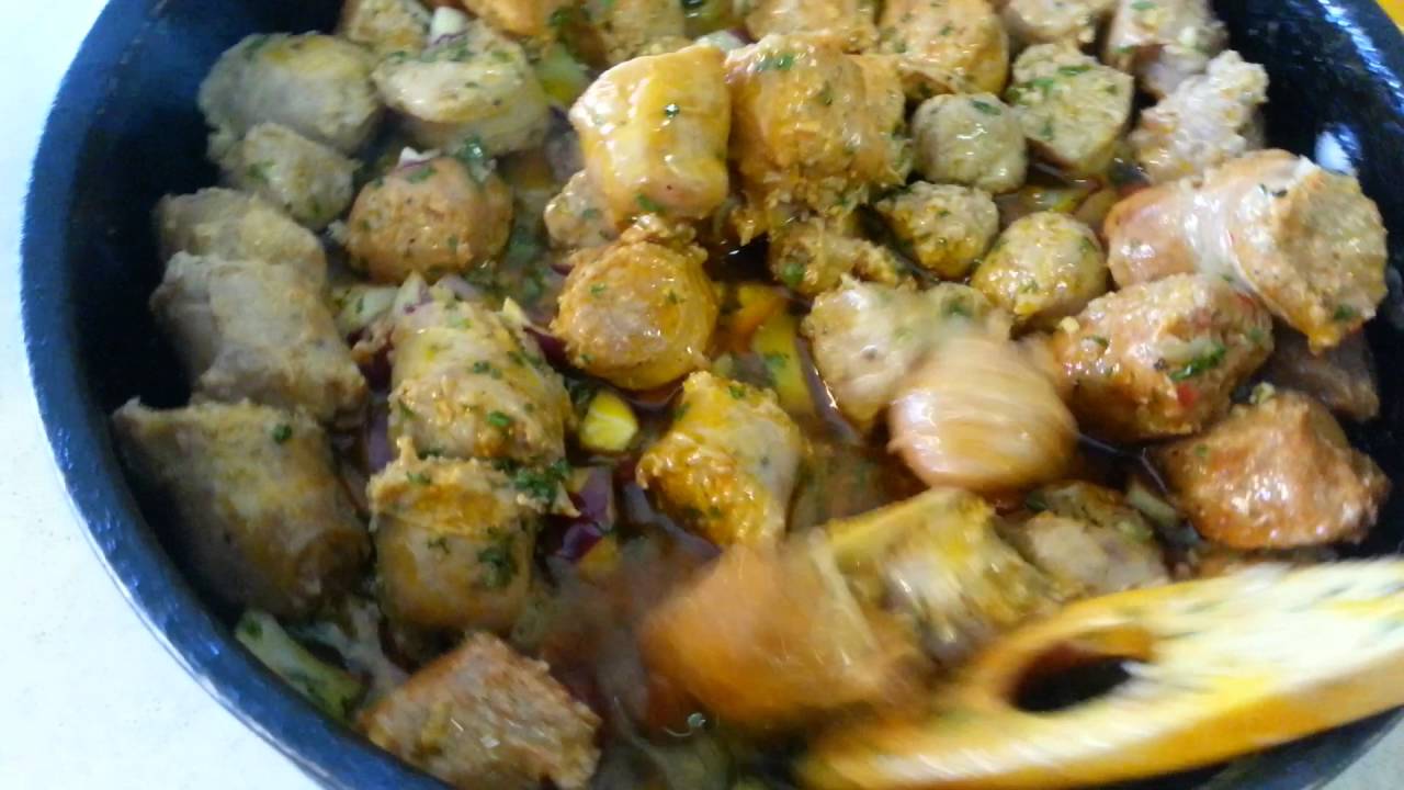 makeup artist Cocinando sausage italianas.(salchichas)