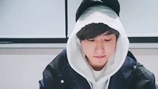 Han Jisung listening to "Alien" on his latest live (032221)