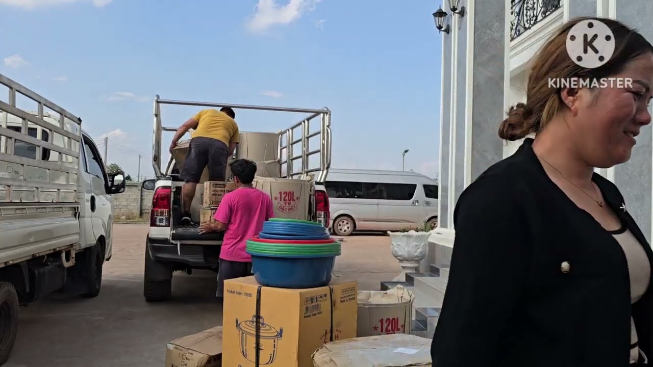 Ua tsaug rau tu niam laus pab peb yuav khoom nb