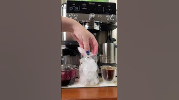 A latte with a berry delicious twist 💙