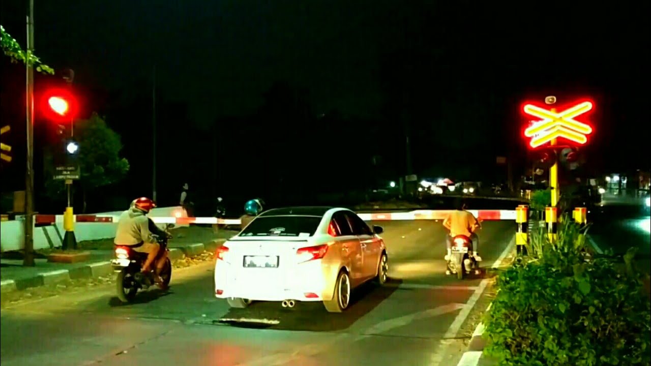 UNIK! Perlintasan Kereta Api Krucuk JPL 200 Jl.Slamet Riyadi Cirebon.