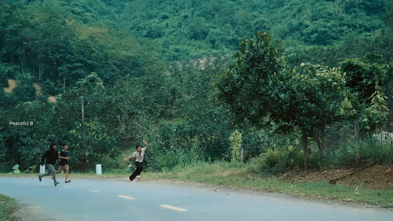 Incredible Rescue: Van Cuong Saves Ly Hien Nuong from Attackers