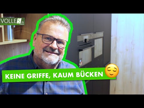 Experte zeigt moderne Küche mit durchdachter Küchenzeile