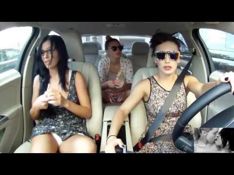 tetas y culos, tres locas chicas mostrando todo en cámara dentro de un auto.